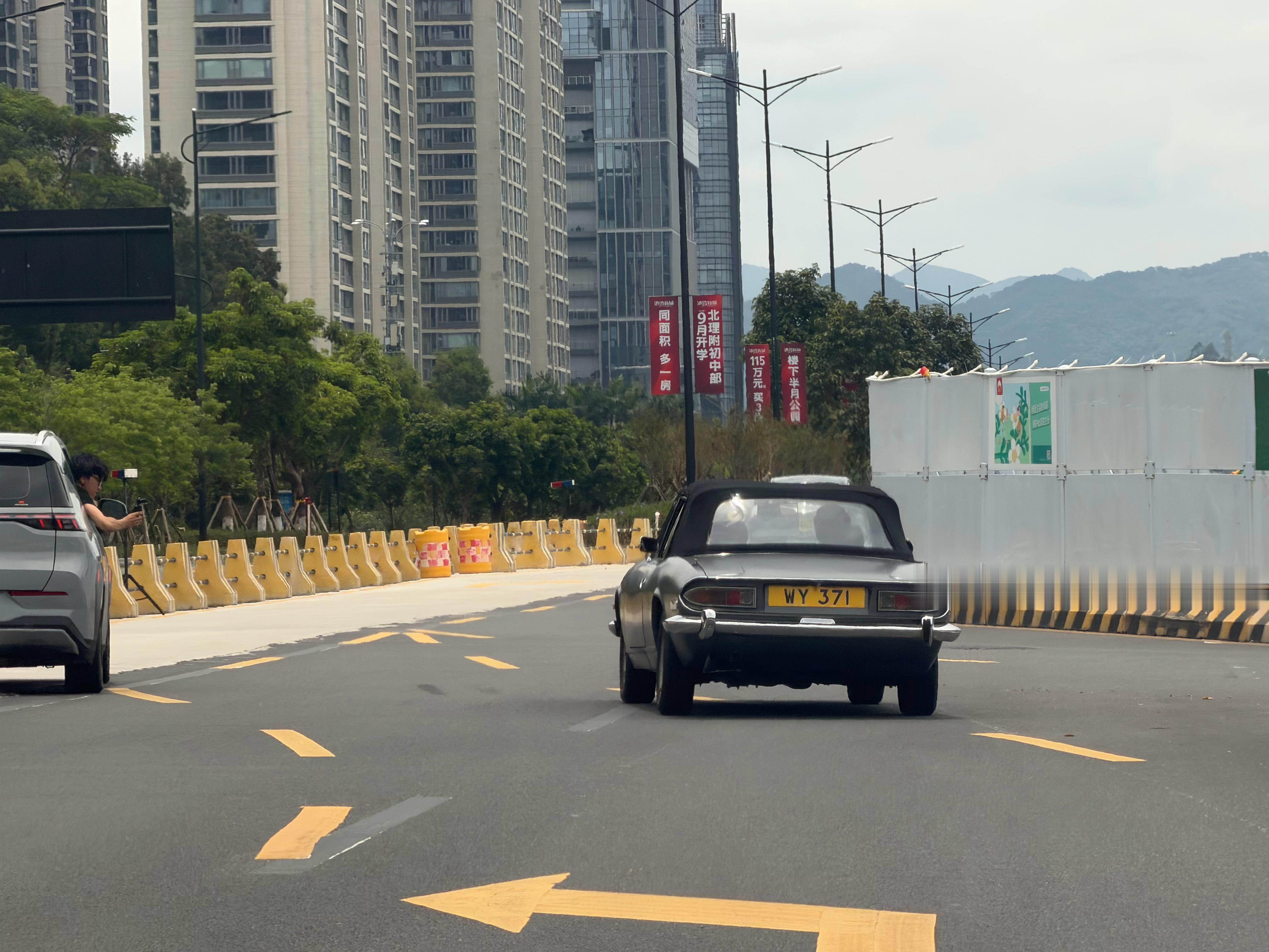 珠海不知道哪个媒体老师在拍澳门过来的老爷车…这老爷车看起来挺特别的。 珠海·珠海