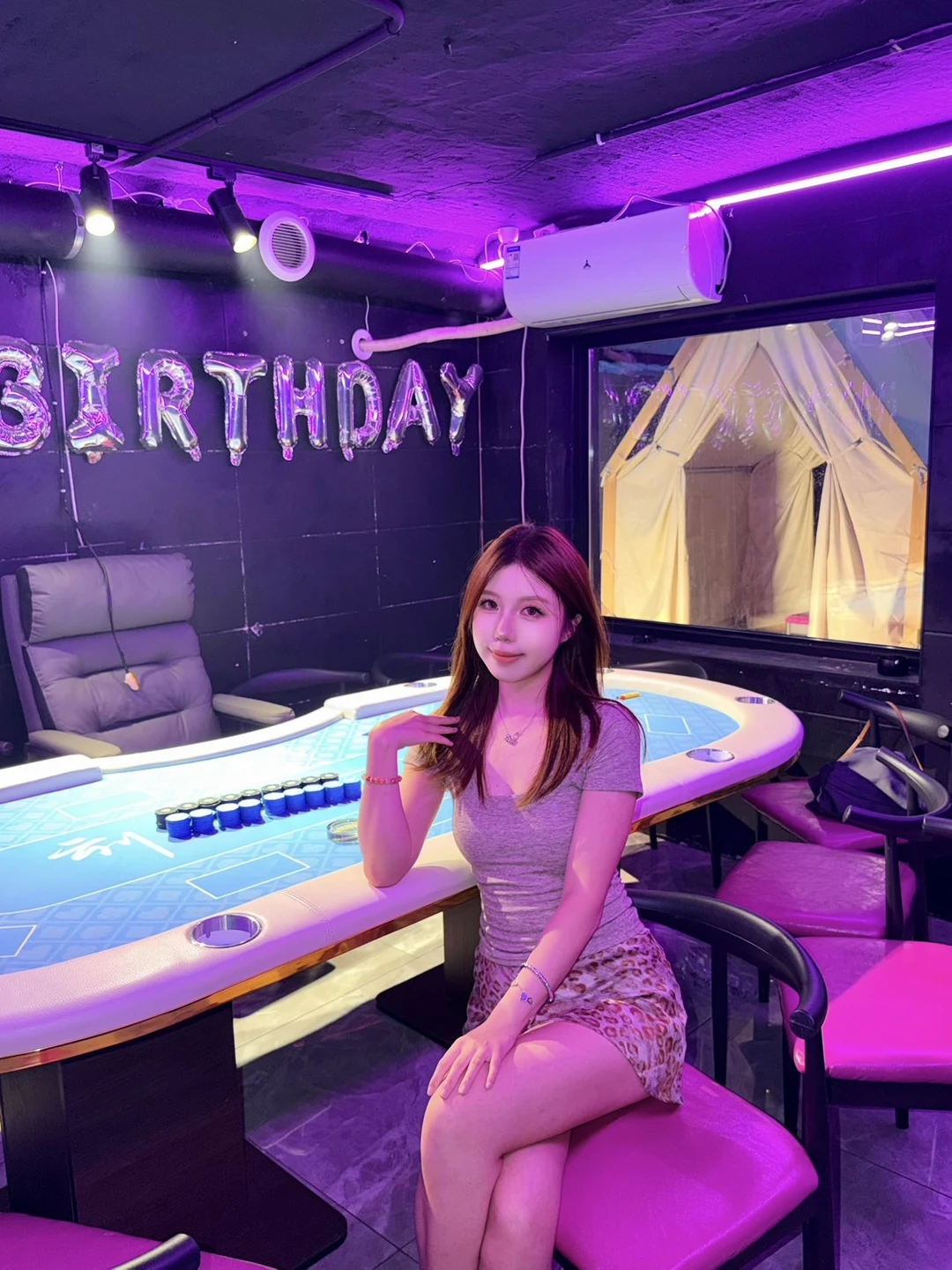 长春这家德扑主题酒馆🃏紫调霓虹也太绝了！