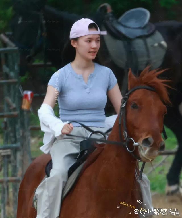 她有着独特的魅力，模样出众，气质宜人，也难怪会吸引不少人的目光。 ​​​