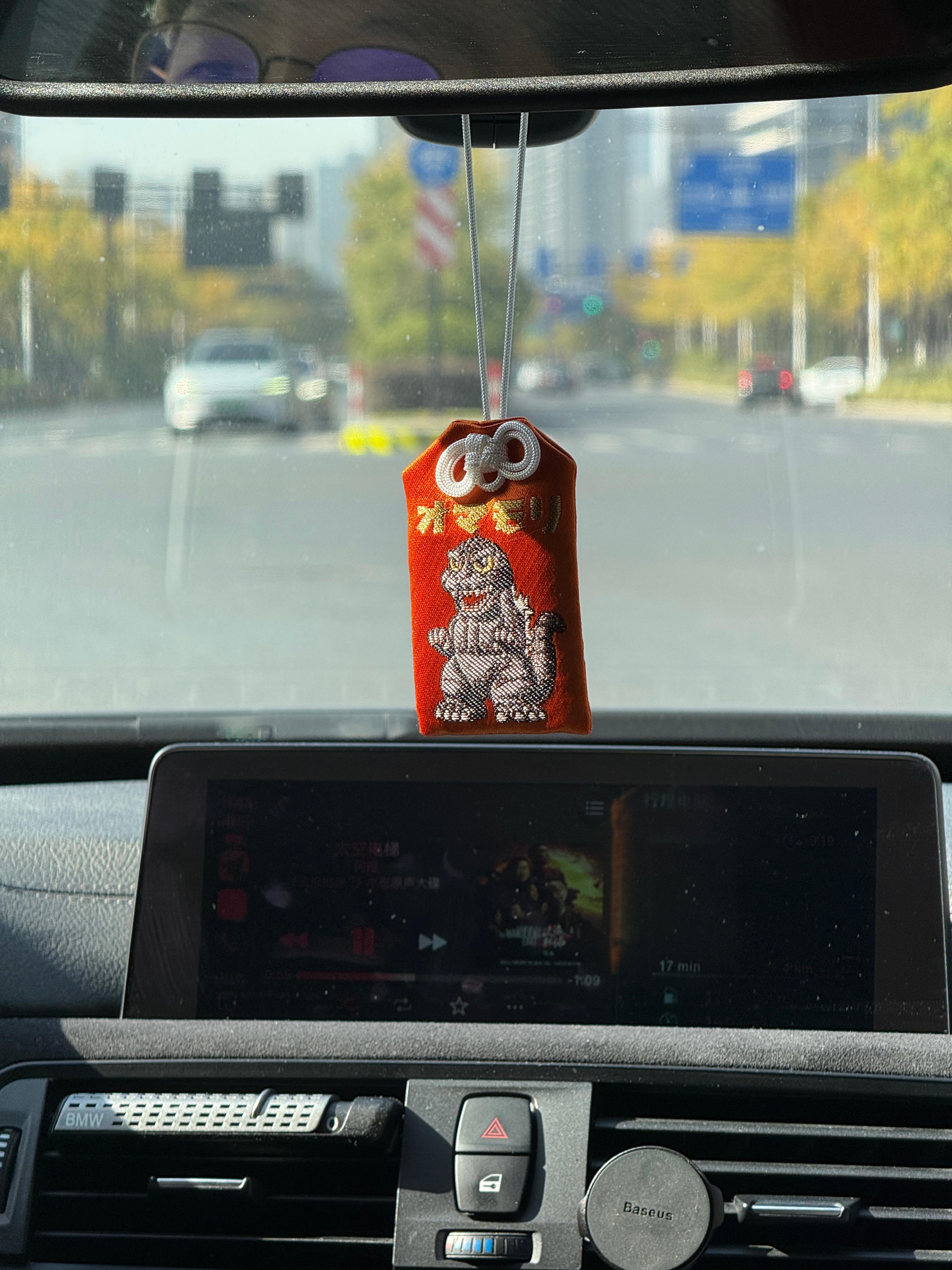 谁好人车上挂哥斯拉啊