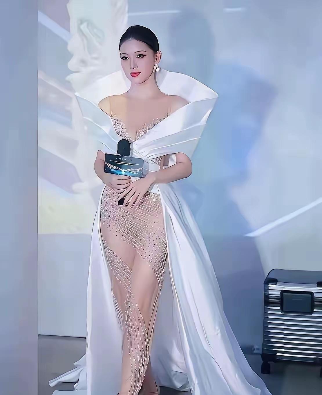 红毯上她穿得少，

网友吵翻天，

可没人提她手上的创可贴。

这事闹得挺大，热