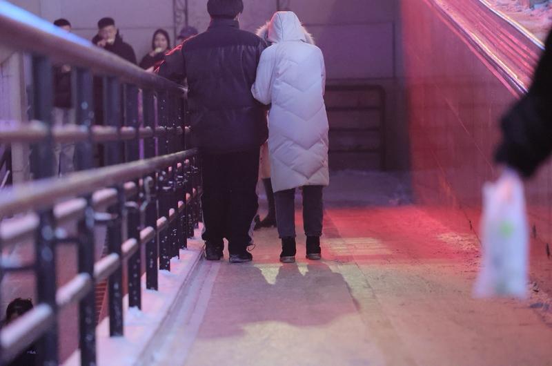 最近被一个东北女生刷屏了，她打出溜滑滑出28米66的成绩，直接“喜提”大鹅和双开