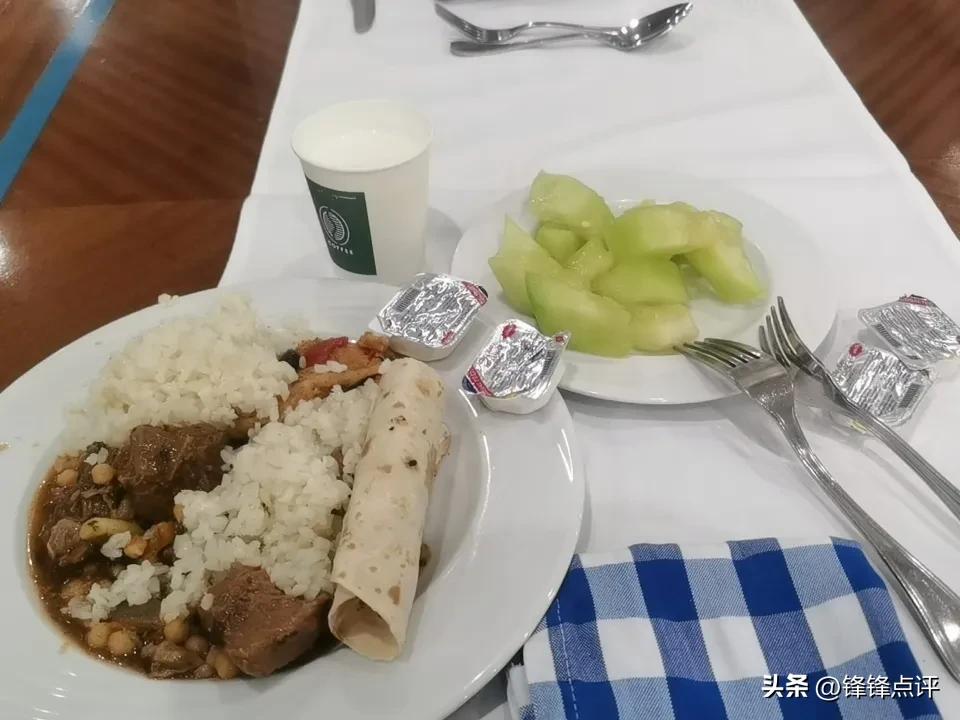 房间里睡了一觉，醒了又去自助餐厅吃饭！天天这么吃了睡，睡了吃，还不吃成肥猪？[捂