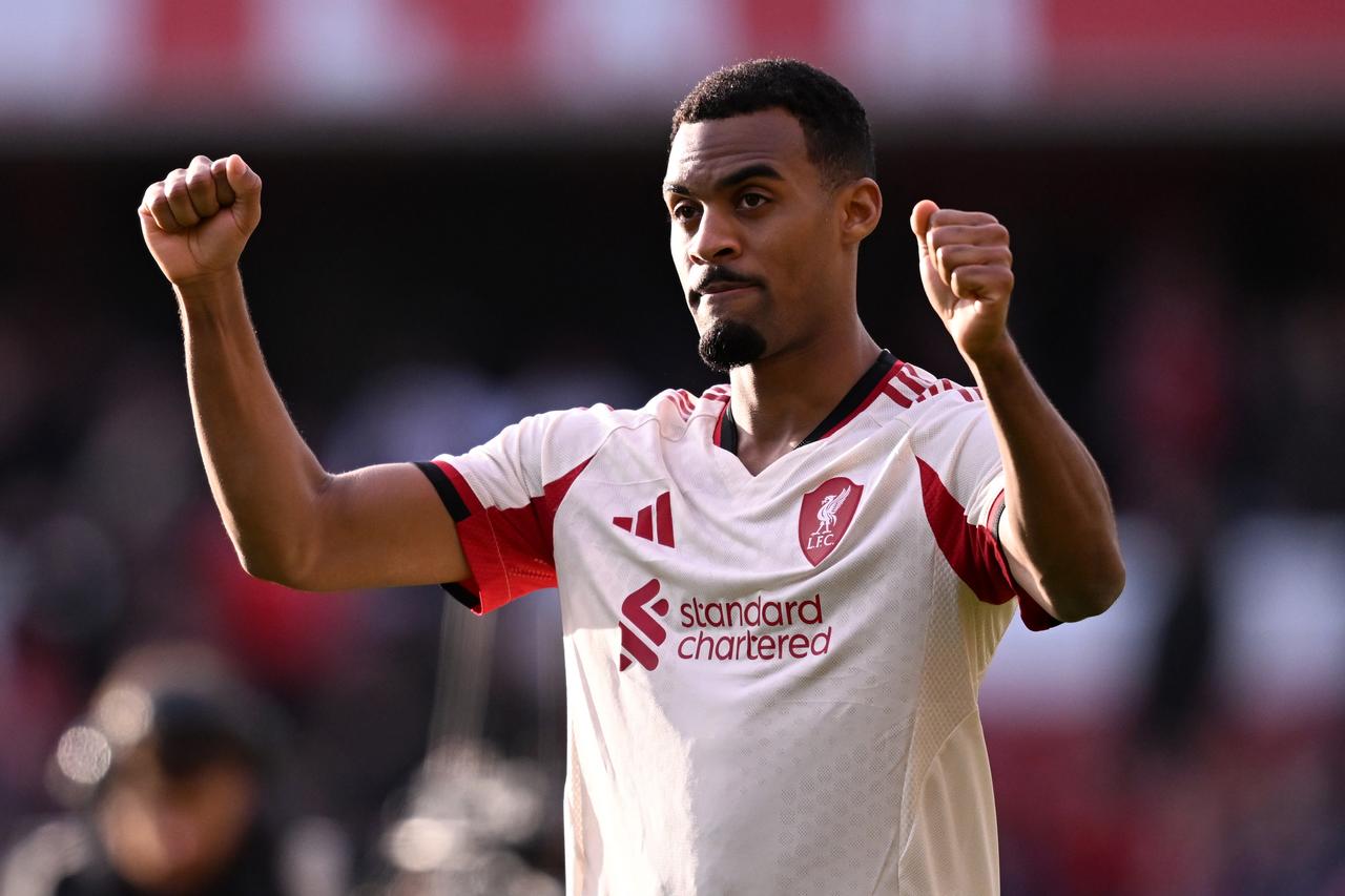 官方：利物浦与赫拉芬贝赫续约

利物浦官方宣布，与荷兰中场赫拉芬贝赫续签长期合约