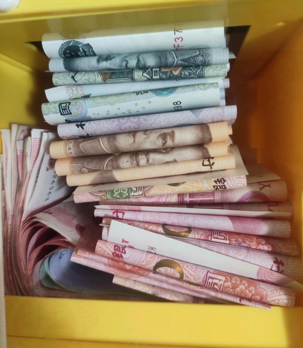 三十多岁才懂存钱不是抠门是给生活留退路！
 
       老公刚发2620块，