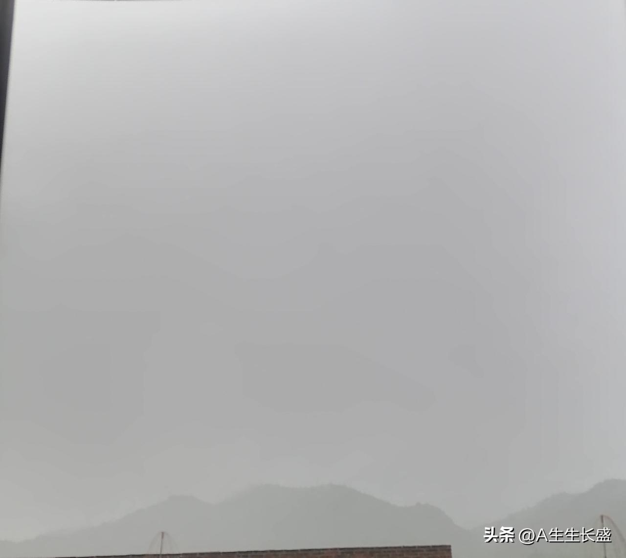 全球气候变暖对广东最明显和最直接的影响表现出来了，广东气候已演变为类似热带雨林的