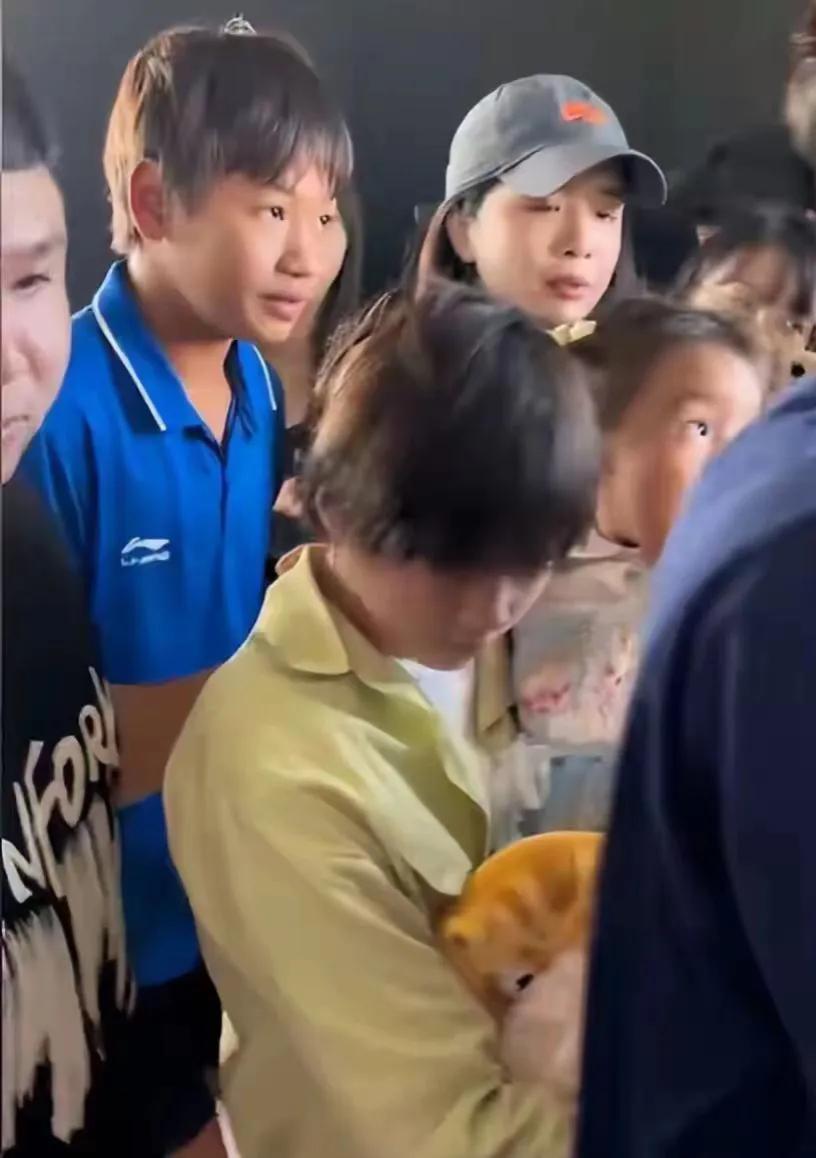 奥运“小吃货”、“小婵宝”就是个永远“吃”不停的小宝宝，走在哪里都是“随手吃”，