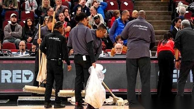 你敢信吗？
一场亿万瞩目的NBA比赛，球员热身都热完了，肌肉都充血了，观众爆米花