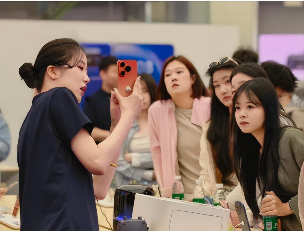 不涨反降，高端旗舰玩出新逻辑！
4月29日，华为Pura90系列全渠道开售，直接