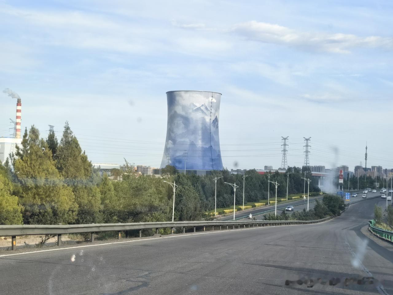 路过曾爆火的蒙泰集团火电厂彩绘大烟囱。说实话，确实好看。

查了一下，外墙彩绘是
