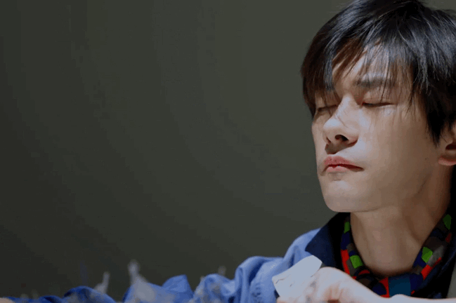 易烊千玺易烊千玺戴头巾太好品了💤慵懒松弛感扑面而来，头巾弱化凌厉棱角，温柔氛围