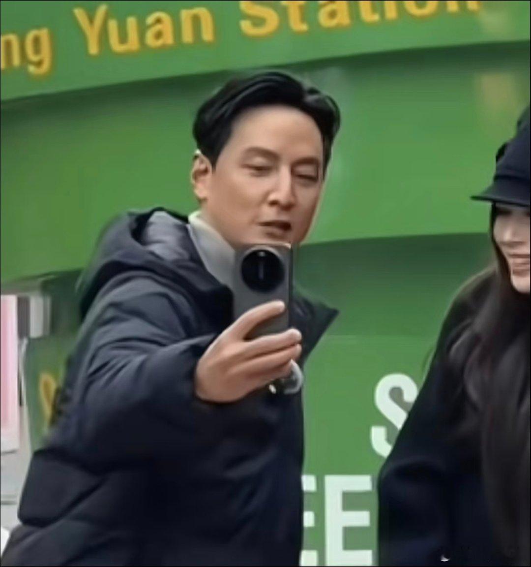 小米17Ultra12月25日发布吴彦祖用的就是最新小米17 Ultra，会不会