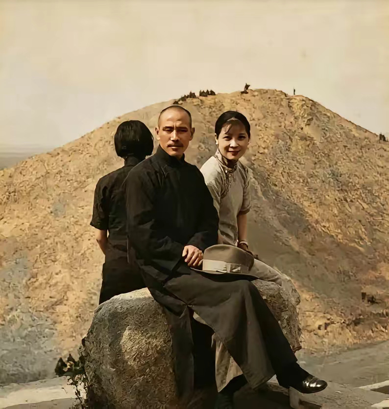 这张照片拍摄于1934年陕西兴平茂陵霍去病墓的真实老照片。蒋介石与宋美龄坐在山石
