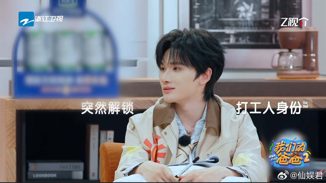 余宇涵说睡觉的时候被时代峰峻选中果然是天选的明星，谁能够想到睡觉的时候被我们的时