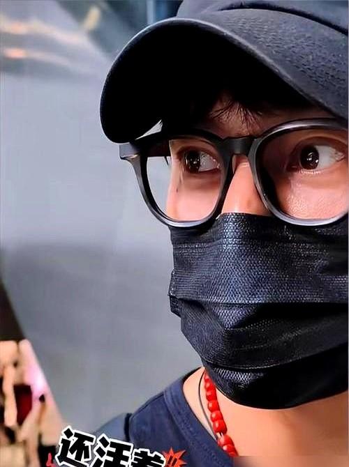 陈坤被“换”了？克隆人阴谋论甚嚣尘上。

时装周上，连轴转48小时的陈坤一句含糊