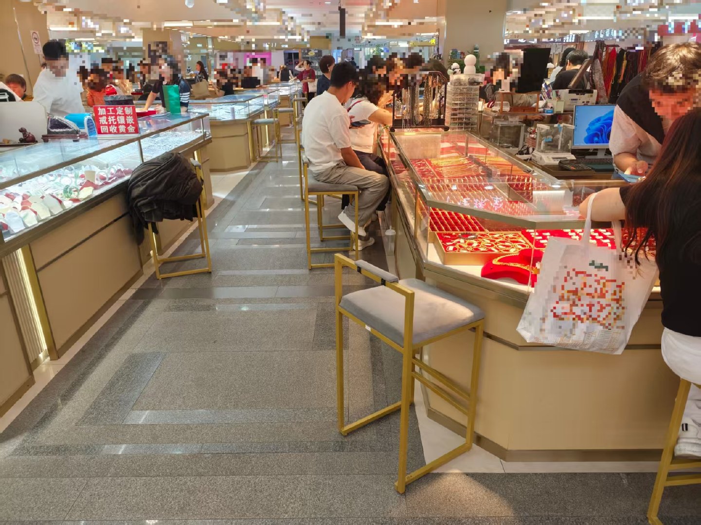 【金价跌了生意却没疯涨时好】黄金回收价跌超300元 6月10日，现货黄金失守42