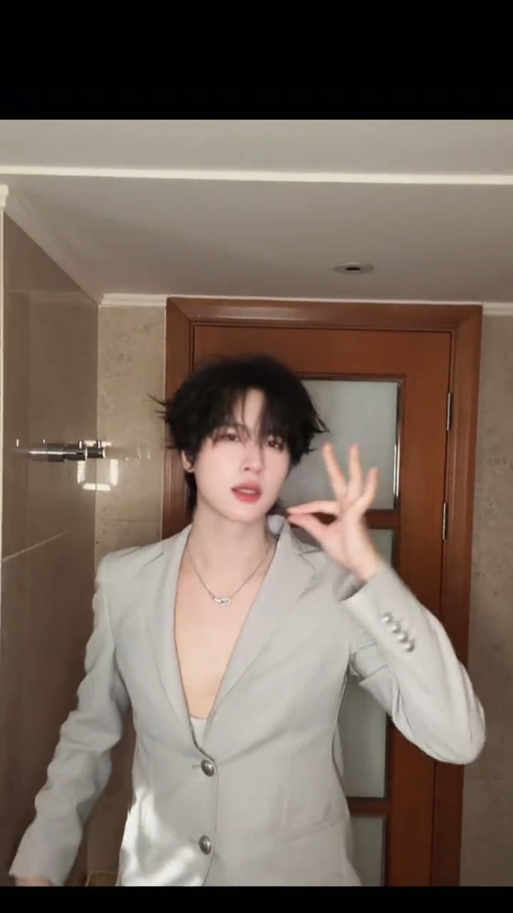 我到现在还在好奇展智伟的内搭到底是啥样的😯😮😲 