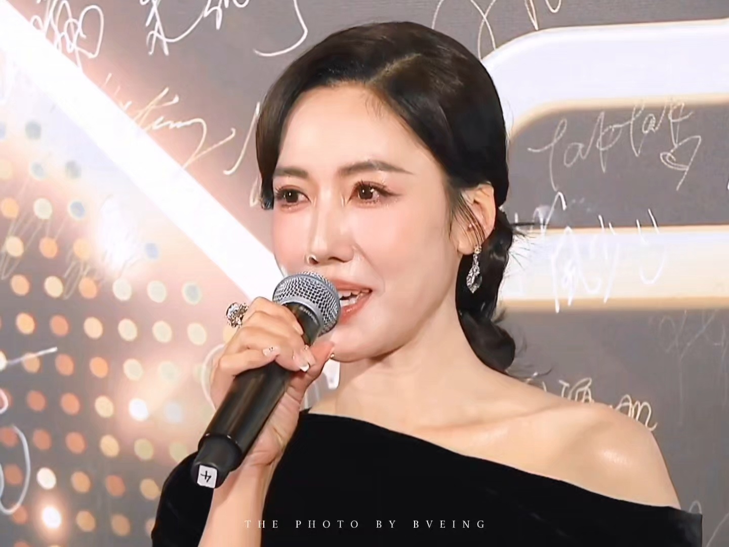 这真的美神降临了… 所有人请看今晚tvb万千星辉红毯李施嬅美成什么样了… 