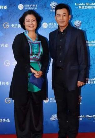 1991年，萨日娜为能分到11平米房子，258元彩礼就嫁给同学潘军，婚后她被嫌弃