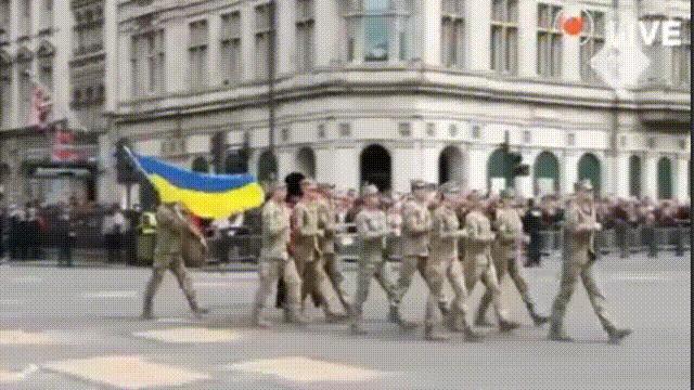 乌克兰参加了在伦敦举行的阅兵式，士兵顺拐 走