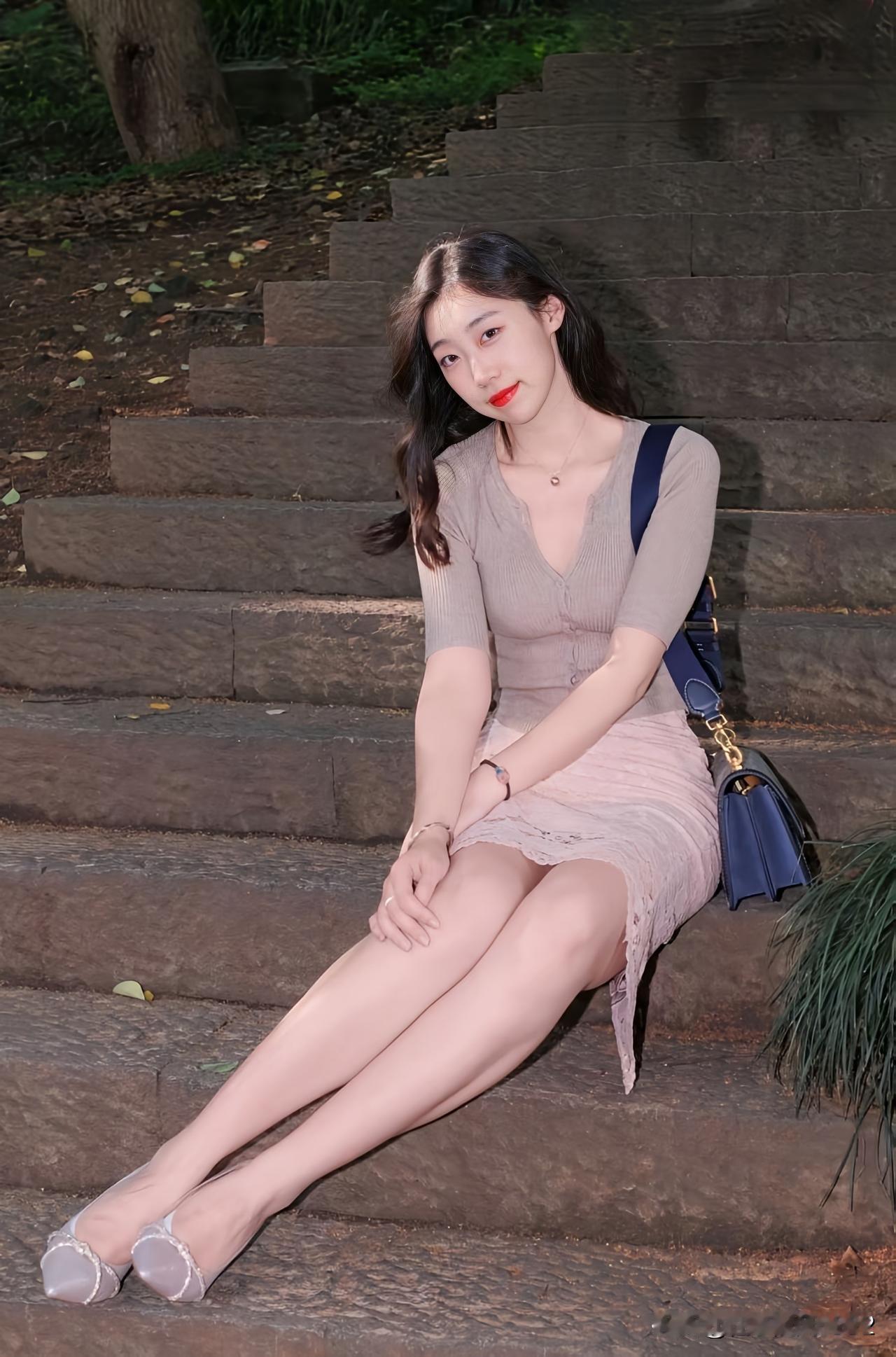 暖阳下的优雅少女，静坐石阶，享受宁静时光