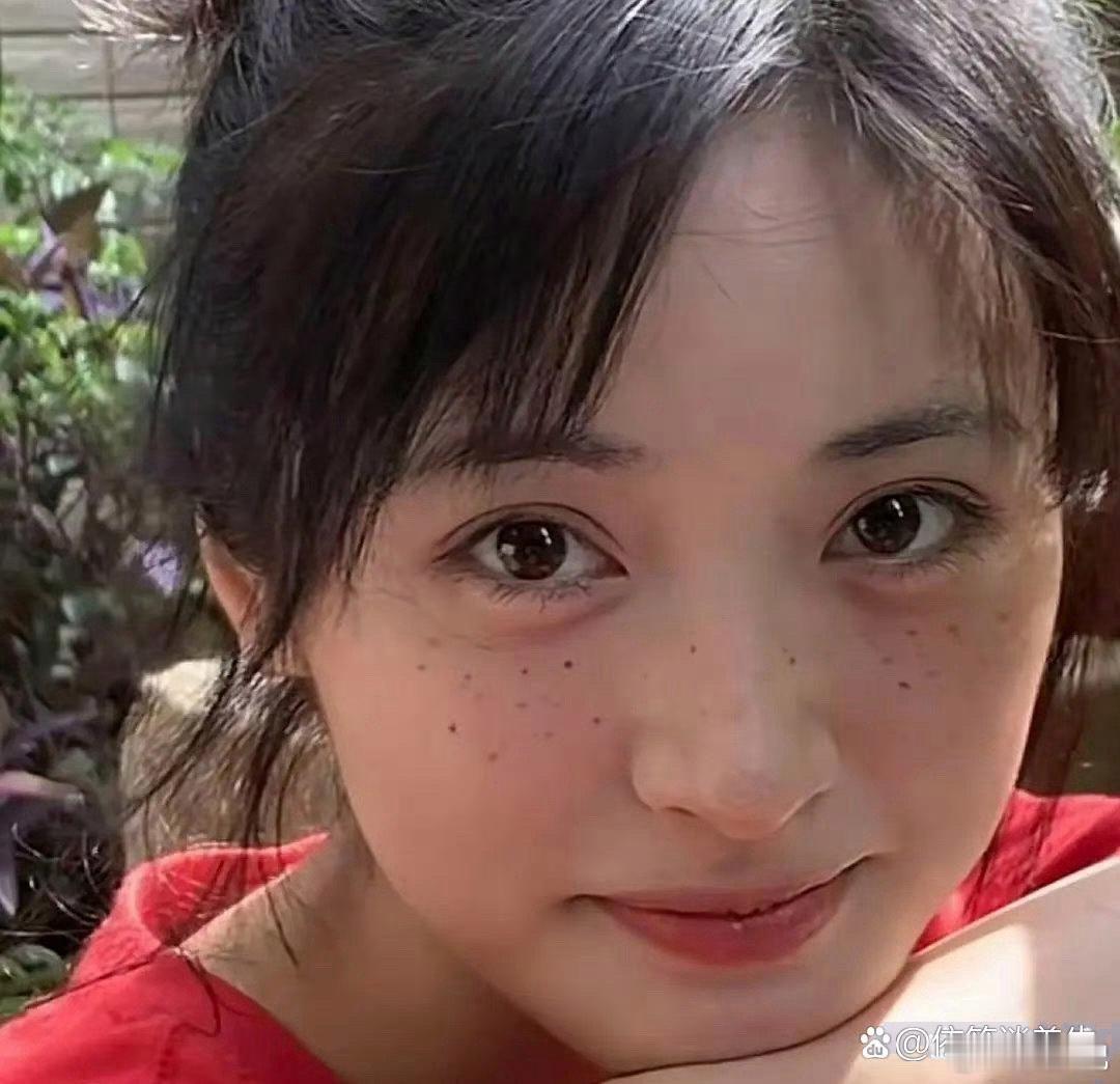 沈月的化妆师在脸上点那么多痣，可能是为了增加妆容的特色和辨识度。有人认为这样的妆