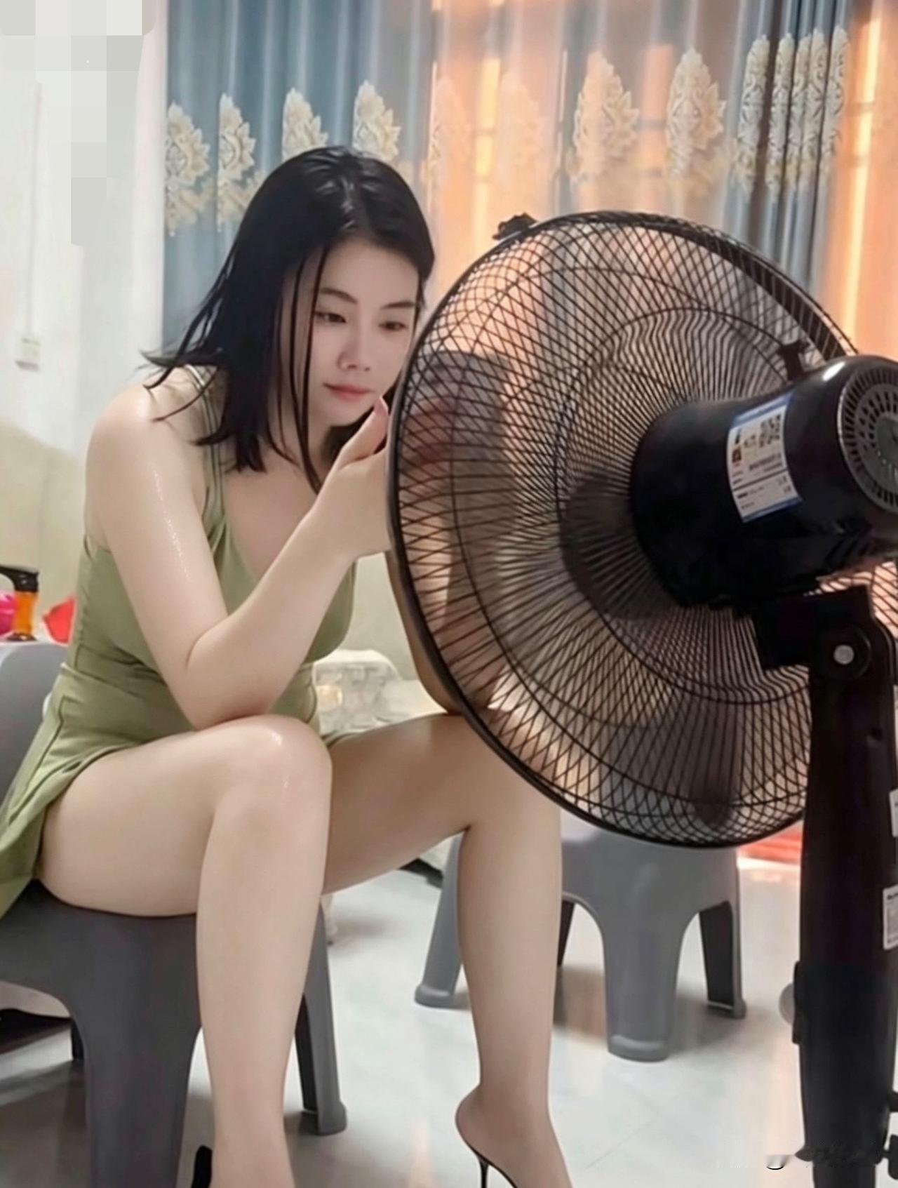 下班闲居：风扇摇来一屋凉风

盛夏暑气蒸腾，闷热裹着热浪漫进居家的小空间，屋内没