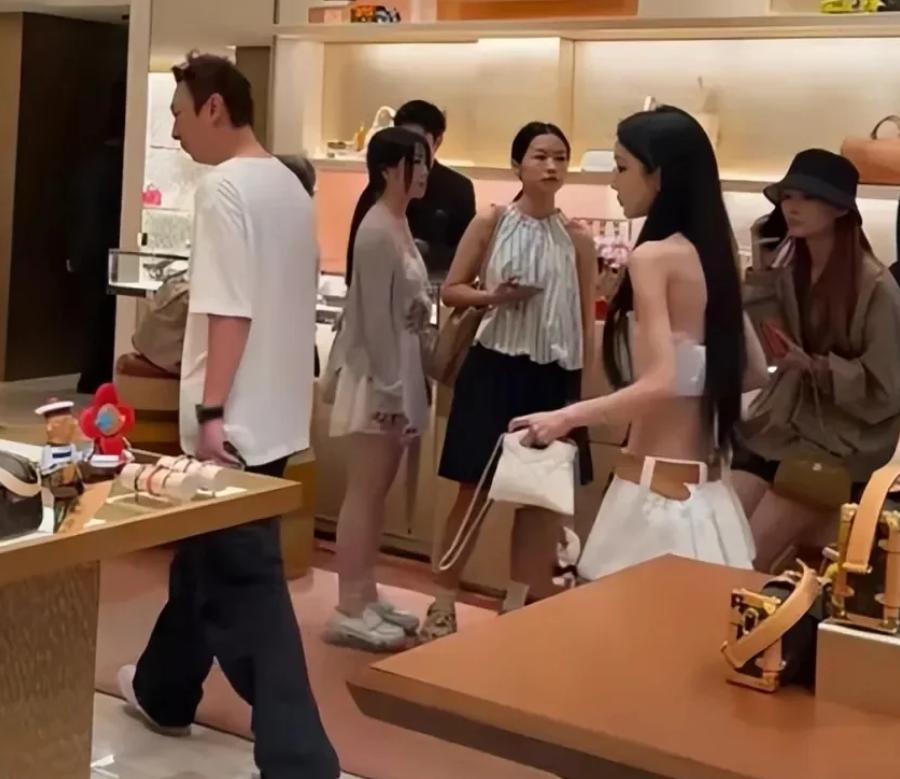 王思聪应该是根本不想回国了

只不过，天天就是和女网红在一起的新闻，大家应该都看