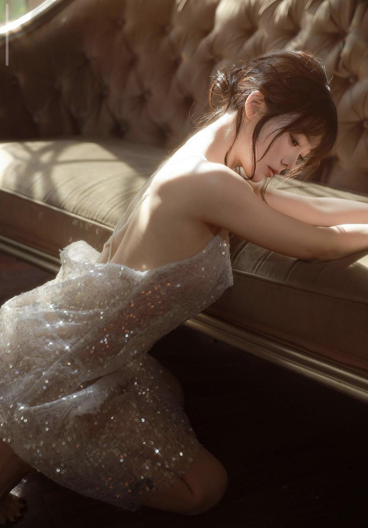 看到“阳光洒下的梦幻瞬间，少女与沙发交织的唯美画面”，就想起日本插画师 HAI 