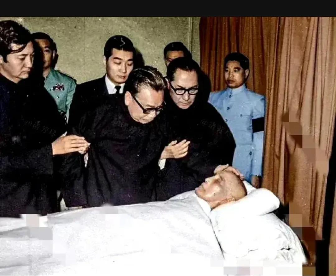 1975年，蒋中正最后的遗容，他安详地躺在病床上，紧闭着双眼，再也不会感受到痛苦