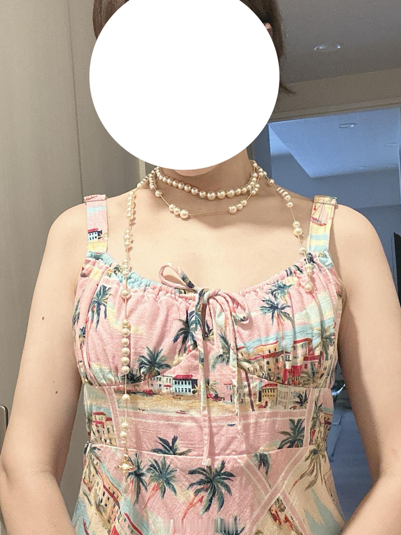 买的项链到了。虽然蛮不值的，但是真的很好看。。。。裙子在澳大利亚买的，当时最大的