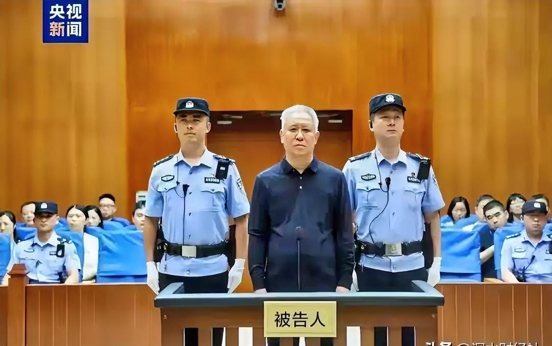 许家印就这么悄悄结束了。他的两个儿子也陪着他悄悄结束了。神话犹如肥皂泡，破灭了。