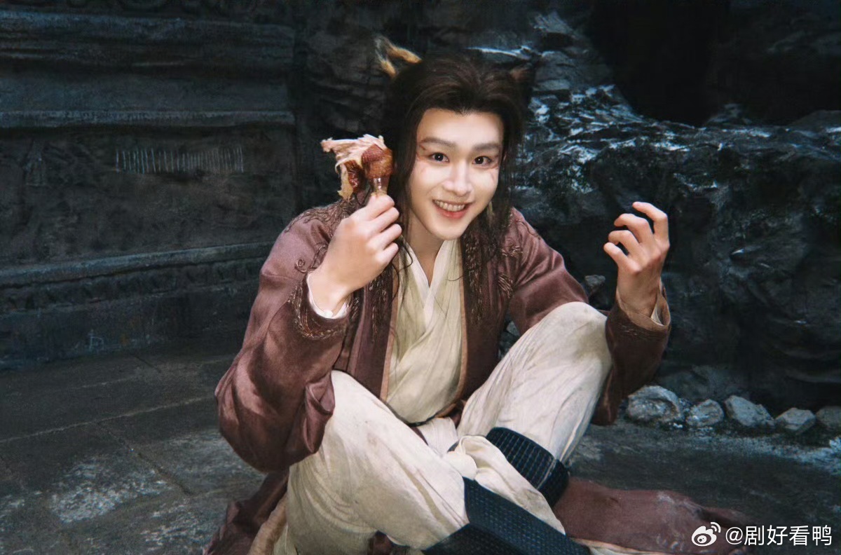 田嘉瑞演的男狐狸田嘉瑞怕不是真狐狸变的吧！灵动劲儿太绝了，害羞时的小表情、机灵时