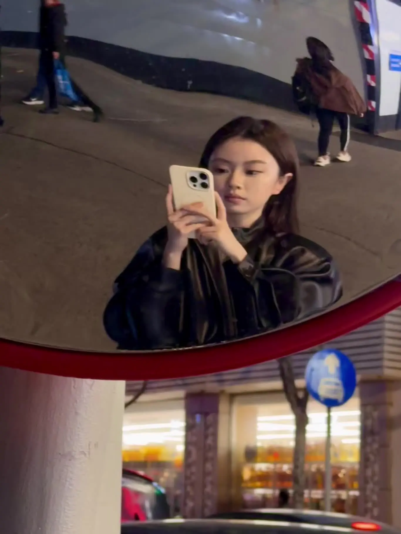 我是一个频繁流泪的人 但不妨碍我成为一个勇敢独立的小女孩.