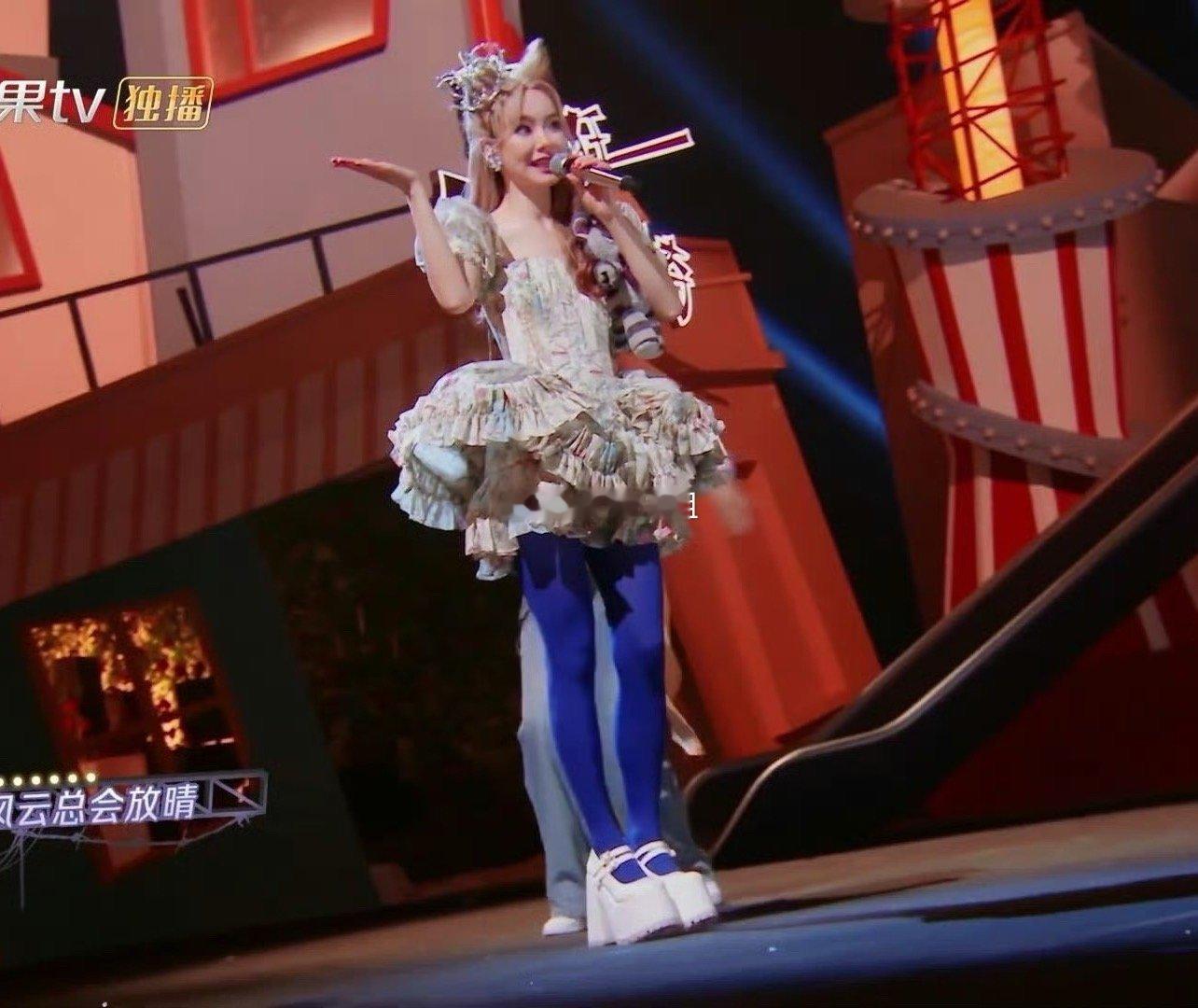 波斯猫本猫来啦！戚薇在《大侦探新春演唱会》的紫色丝袜造型惊艳亮相！猫耳朵与紫色丝