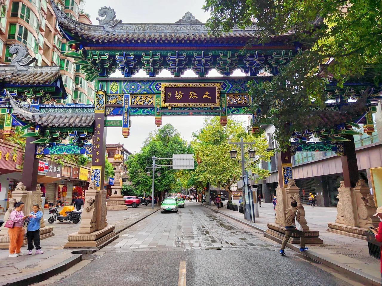 #成都文殊坊#长假第三天，清晨的文殊坊还显冷清，就宫庭糕点门前排有为数不多的客人