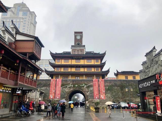 游客第一次到浙江宁波旅游，看见宁波鼓楼，惊呼：怎么这么奇怪？

说起鼓楼，相信大