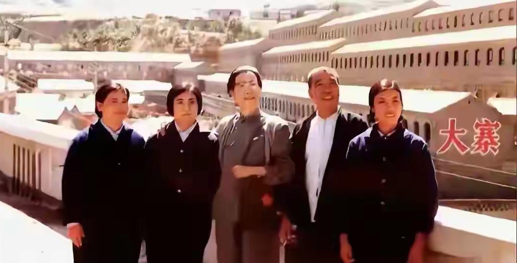 毛主席号召我们：
农业学大寨！
工业学大庆！
全国学习人民解放军！

树立榜样，