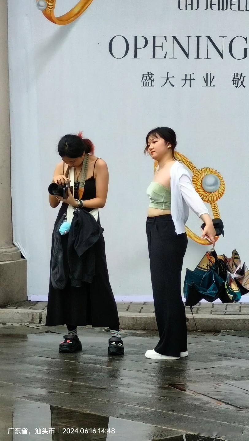 旅游随手拍，这两个女孩一个忙于拍照，一个忙着看手机，还有一个在看别处，无意间的拍