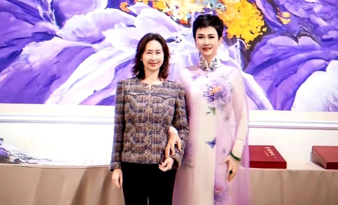 何超琼够有气质了，当她站在李小琳旁边，就显得平淡了许多！
这张照片拍摄于2024