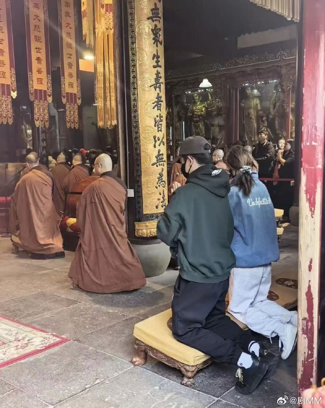 普陀山偶遇郑恺苗苗祈福 普陀山偶遇郑恺苗苗祈福，满满的幸福感溢出屏幕偶遇郑恺苗苗