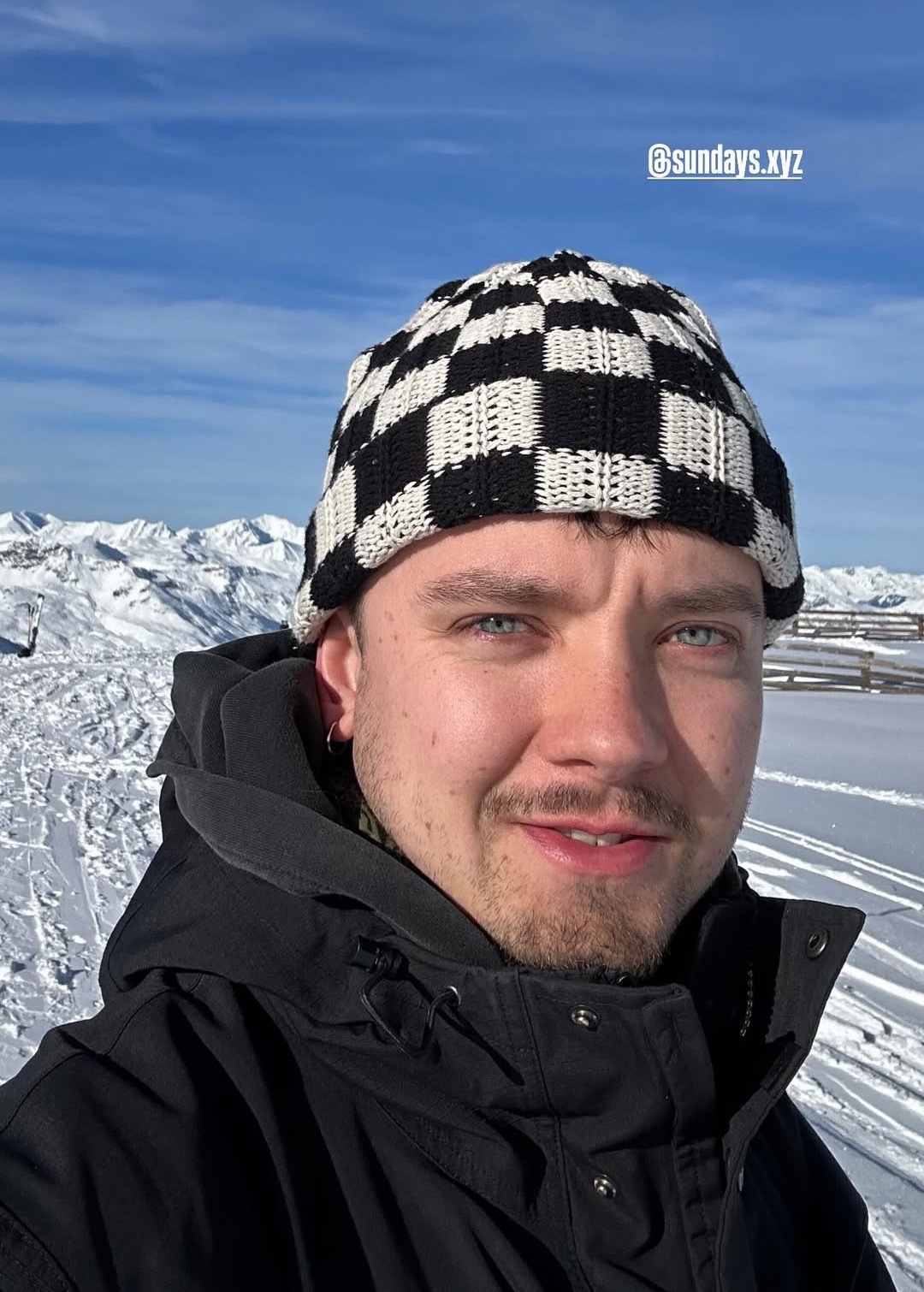 《性教育》男主阿沙晒滑雪自拍照🆕 