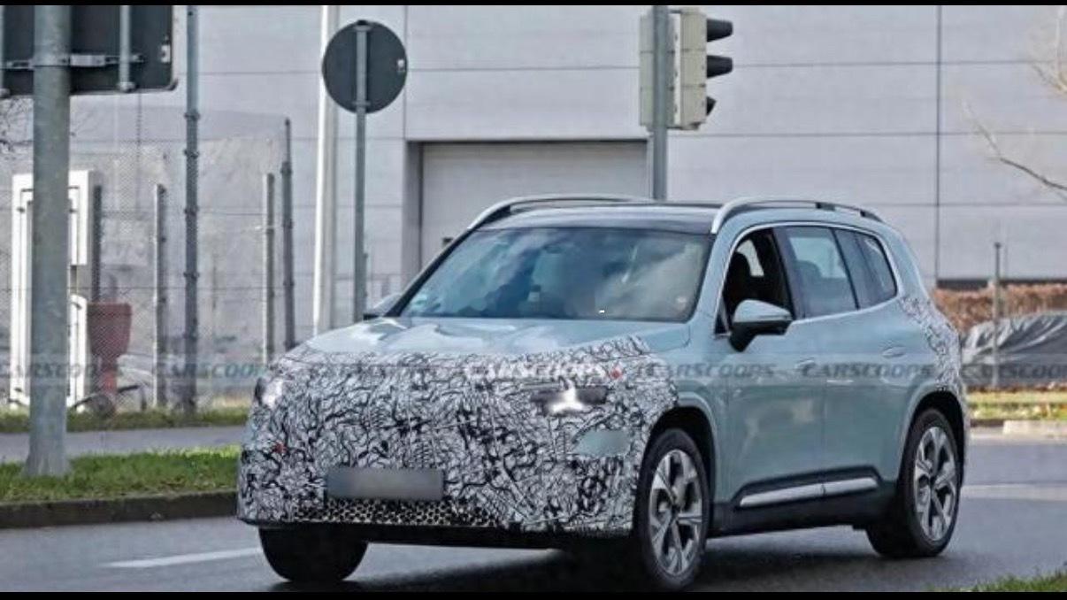 新款GLB外观借鉴了Smart精灵5的平整门把手、流畅腰线和贯穿式尾灯设计。星光