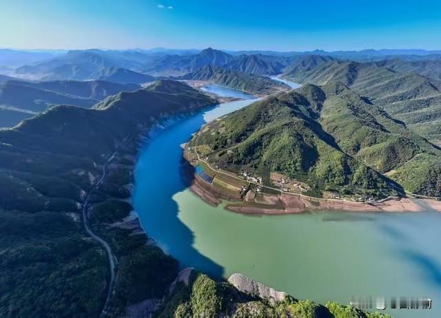 三景庄景区藏于湖北南漳，漳河发源地汇聚老龙洞、蓬莱阁、自生桥三大奇景——钟乳石如