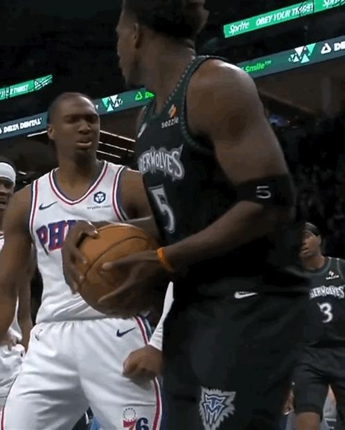 今日最佳扣篮——马克西抢断后快攻突破，换左手抡圆了便扣，可惜华子和麦丹成了背景墙