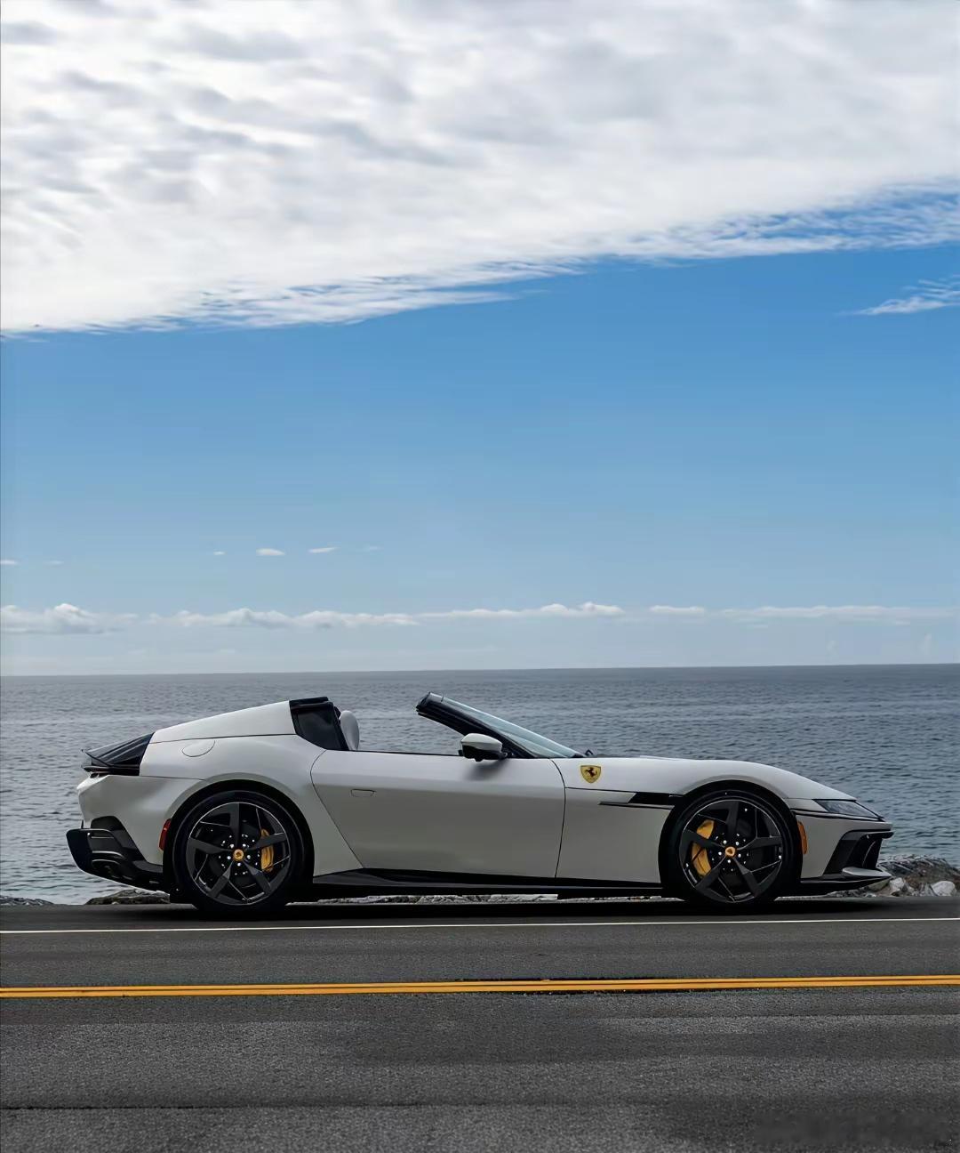 法拉利12Cilindri Spider搭载6.5升V12发动机，最大功率830