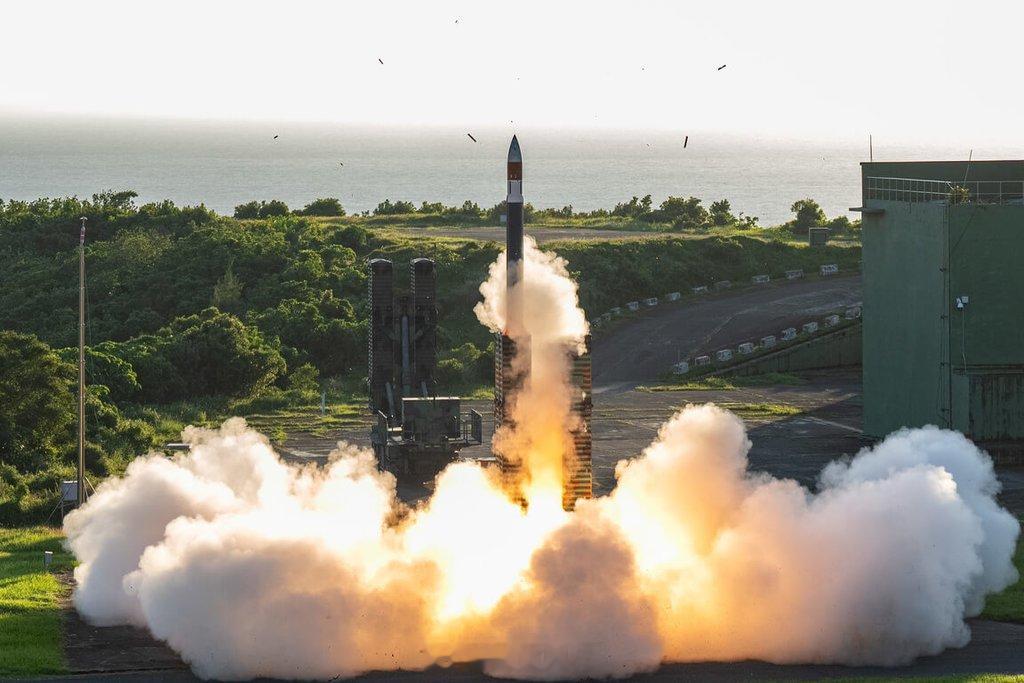 屏东九鹏基地实弹发射的雄风3型反舰导弹、海马斯系统、天弓3型防空导弹，赖清德到场