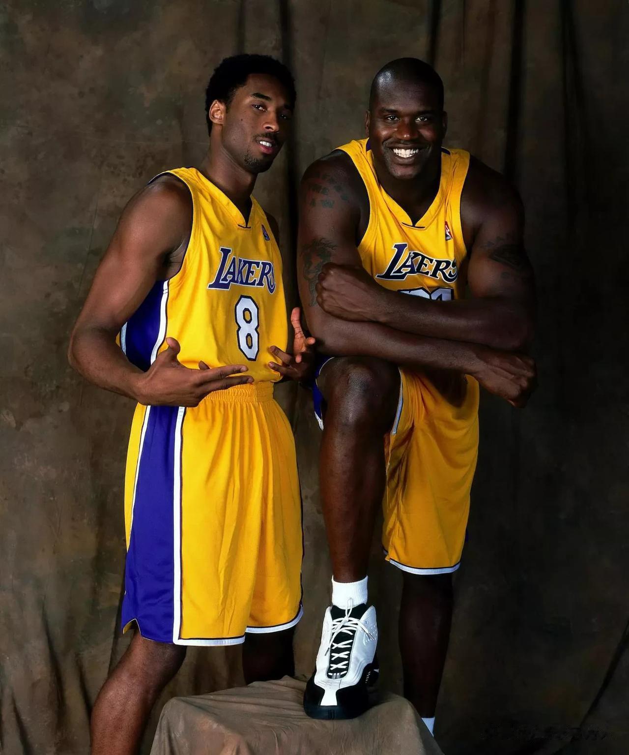 球迷讨论:NBA历史上能够被称为王朝的球队，仅有以下这五个：
1、科比和奥尼尔时