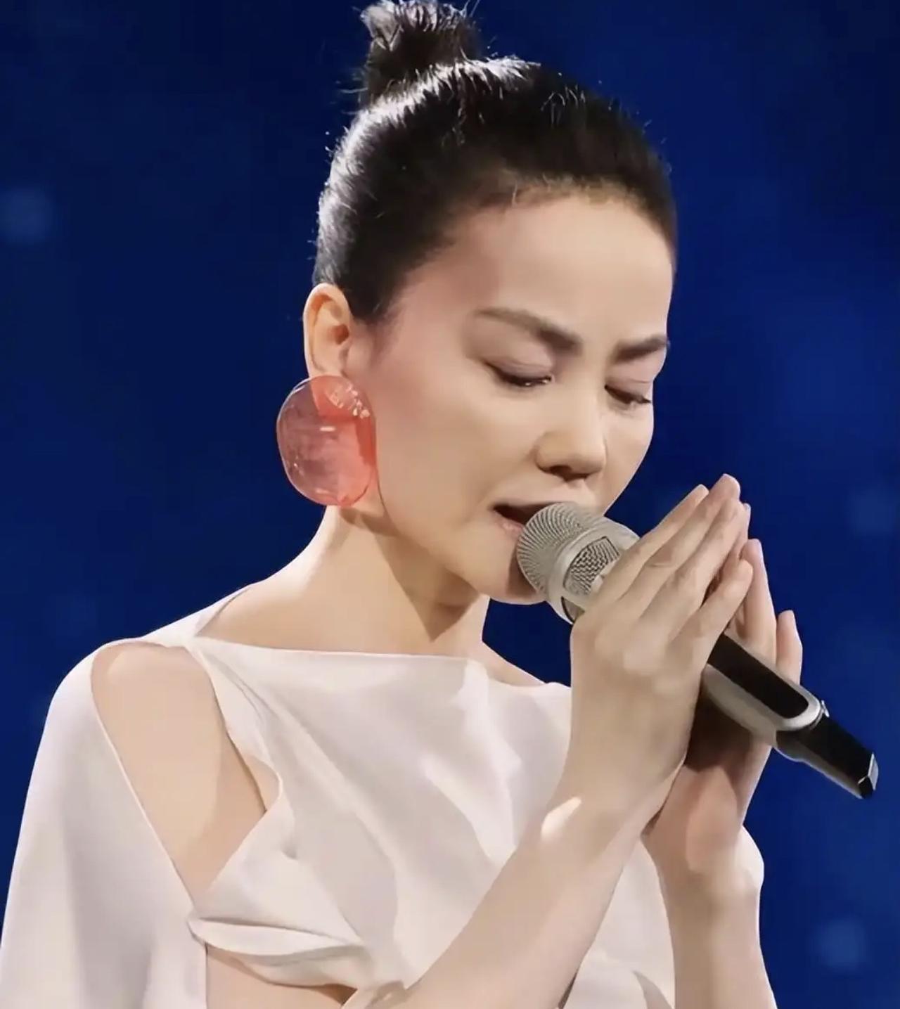 王菲的新歌《主角》你们听了吗？！

估计很多人会跟我一样，没想到久违的天后会以这