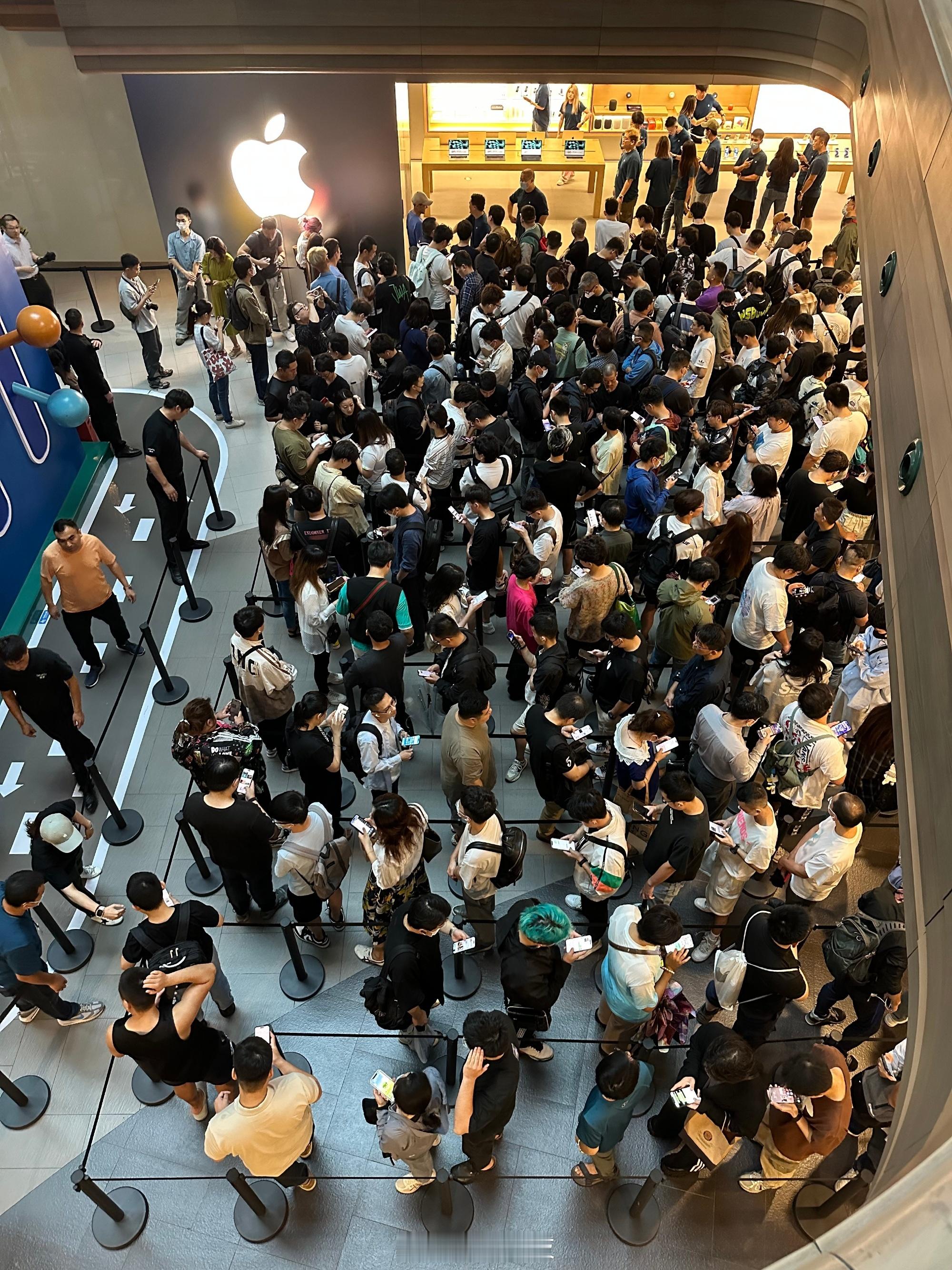 今天大家如果去线下苹果门店会发现人会超级多，因为昨天iPhone18Pro首发，